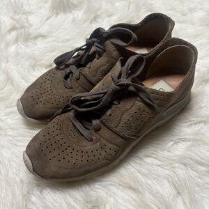 Ugg Tye Trainer Treadlight Leather Tennis shoes size women’s 7